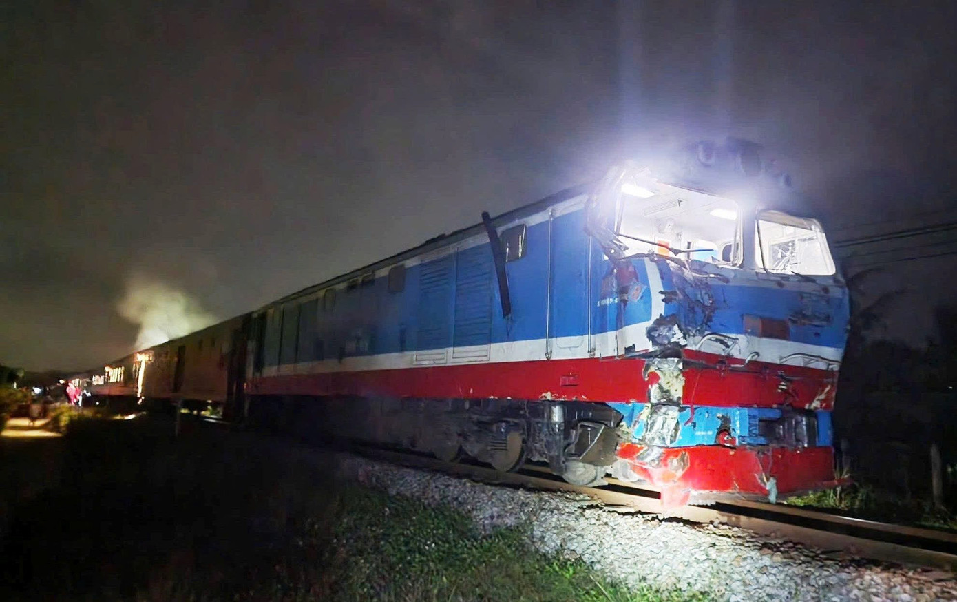 Xe đầu k&eacute;o cố vượt r&agrave;o chắn bị t&agrave;u hỏa t&ocirc;ng g&atilde;y đ&ocirc;i ở Quảng Ng&atilde;i- Ảnh 4.