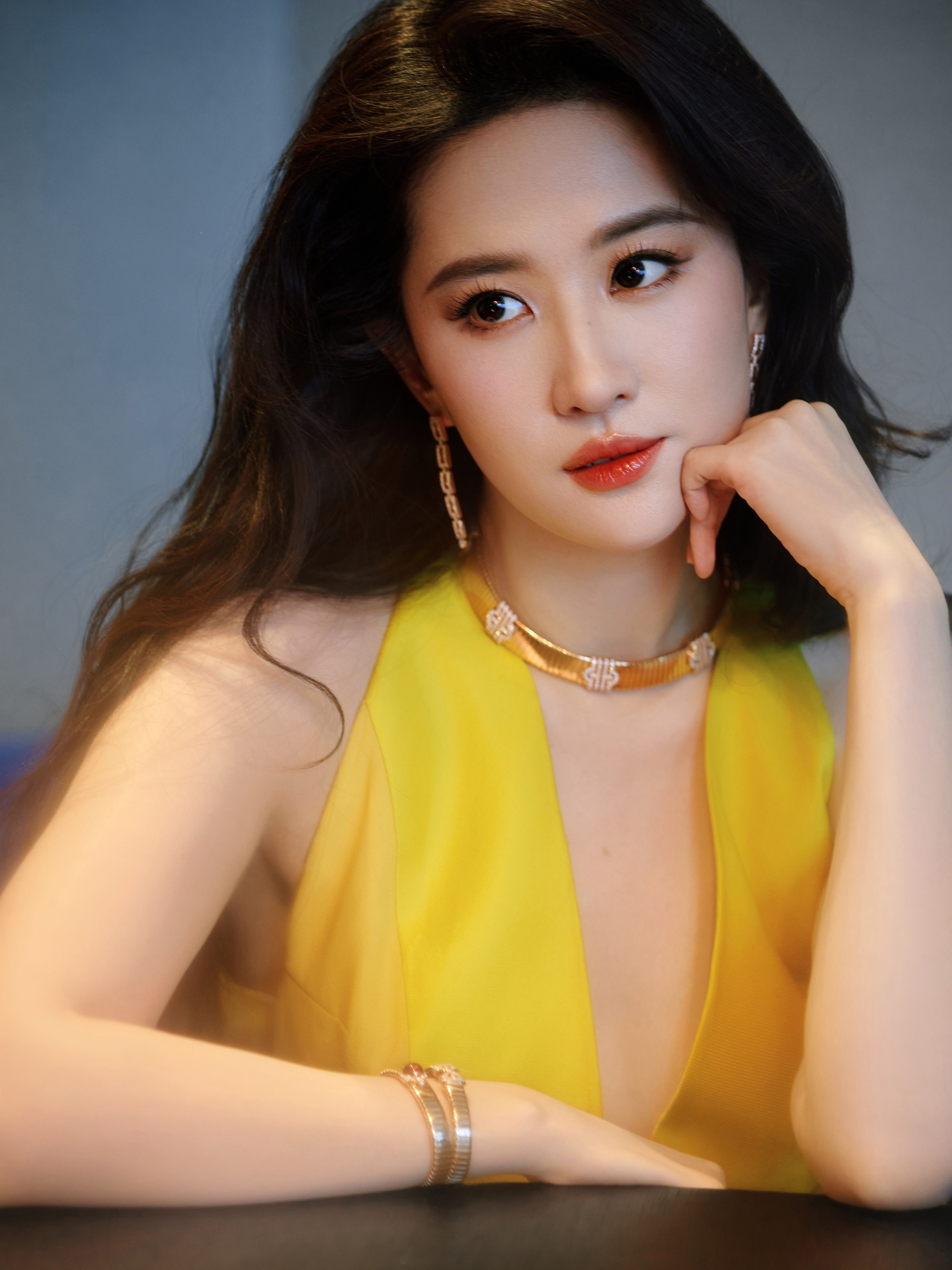 Gi&agrave; trước tuổi lại được khen nức nở, thế gian c&oacute; đ&uacute;ng 1 người: Visual mỹ mạo tuyệt trần, chữ sang in hẳn tr&ecirc;n mặt- Ảnh 8.