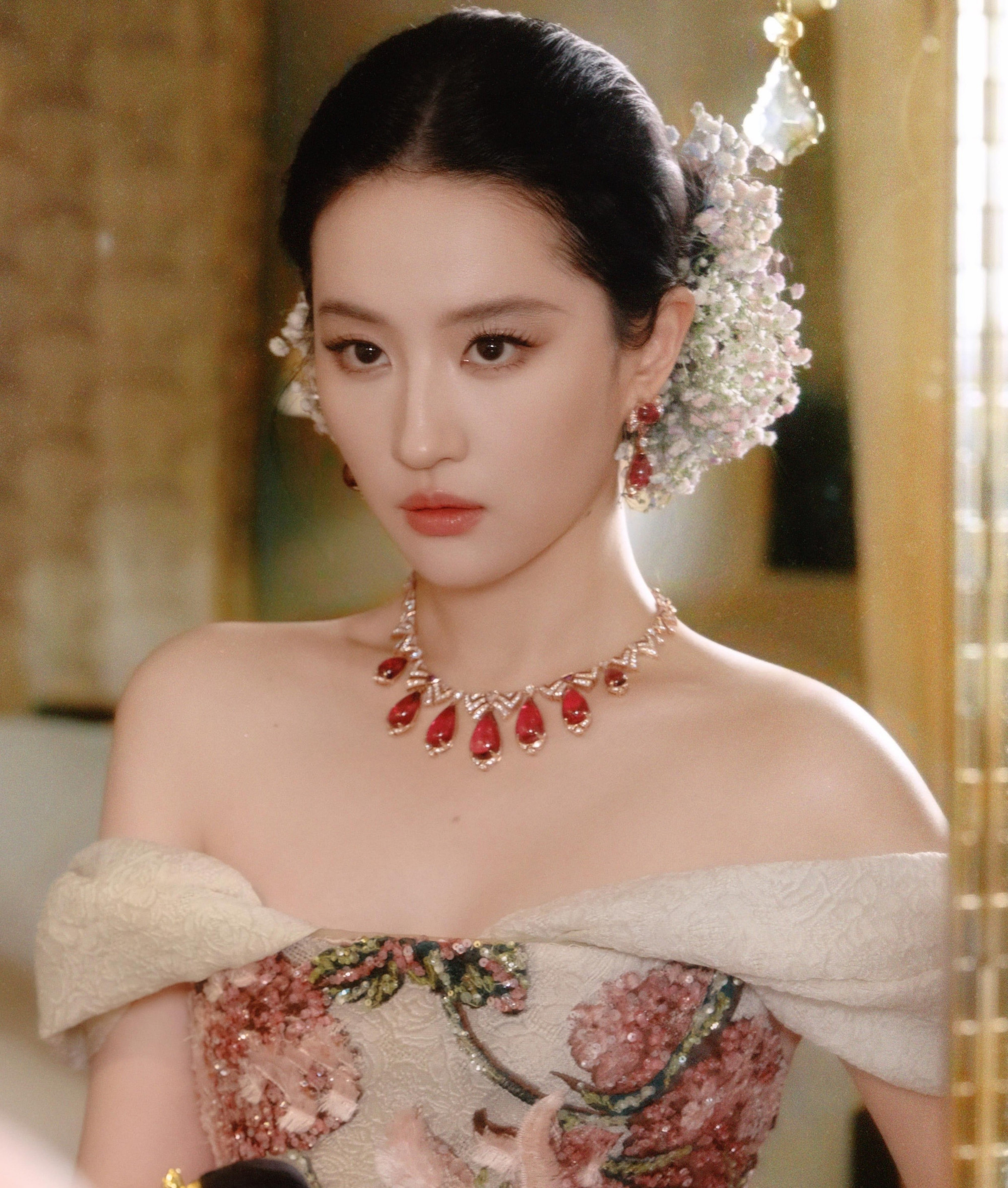 Gi&agrave; trước tuổi lại được khen nức nở, thế gian c&oacute; đ&uacute;ng 1 người: Visual mỹ mạo tuyệt trần, chữ sang in hẳn tr&ecirc;n mặt- Ảnh 9.