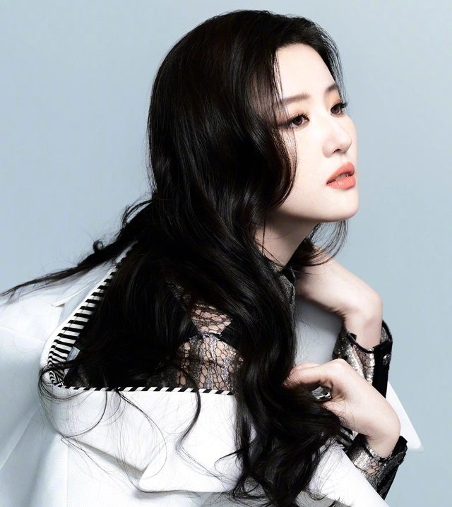 Gi&agrave; trước tuổi lại được khen nức nở, thế gian c&oacute; đ&uacute;ng 1 người: Visual mỹ mạo tuyệt trần, chữ sang in hẳn tr&ecirc;n mặt- Ảnh 7.