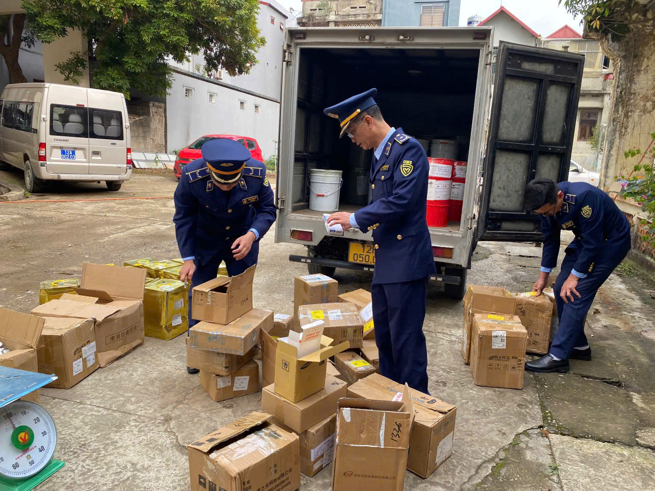 Đột xuất kiểm tra nhiều điểm kinh doanh tr&ecirc;n cả nước: H&agrave;ng loạt vi phạm phơi b&agrave;y, tịch thu, ti&ecirc;u hủy h&agrave;ng ngh&igrave;n sản phẩm- Ảnh 1.