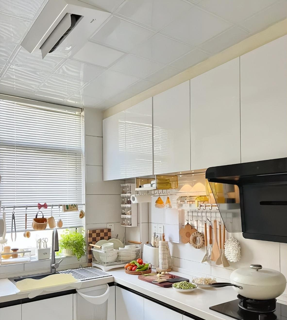 Việc mẹ t&ocirc;i sửa sang lại nh&agrave; bếp đ&atilde; dạy cho t&ocirc;i một b&agrave;i học: Chỉ v&agrave;i thay đổi nhỏ, việc nấu ăn đ&atilde; dễ chịu hơn hẳn- Ảnh 1.