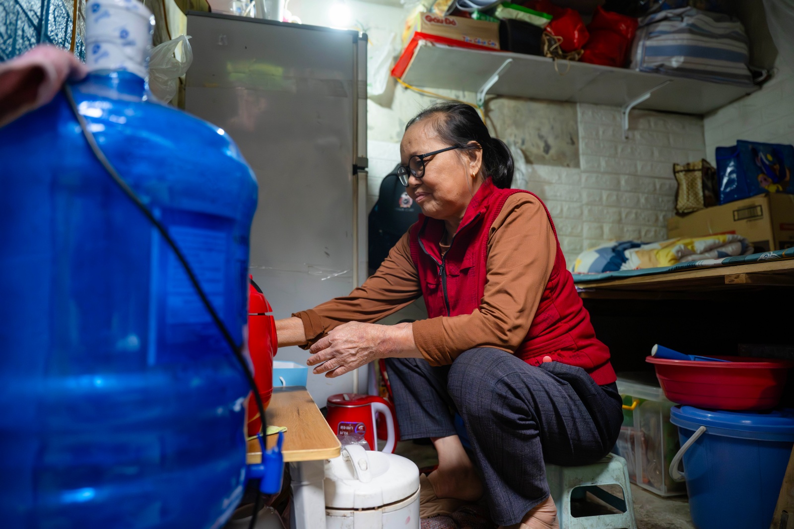 C&oacute; một x&oacute;m ở H&agrave; Nội, nơi phụ nữ đếm thời gian bằng những ca lọc m&aacute;u- Ảnh 11.