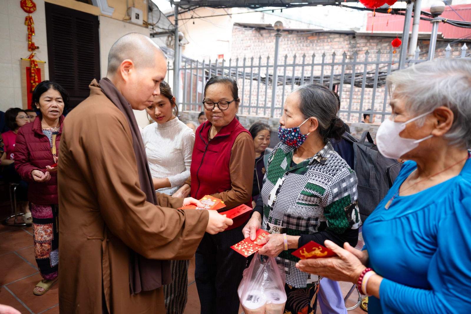 C&oacute; một x&oacute;m ở H&agrave; Nội, nơi phụ nữ đếm thời gian bằng những ca lọc m&aacute;u- Ảnh 9.