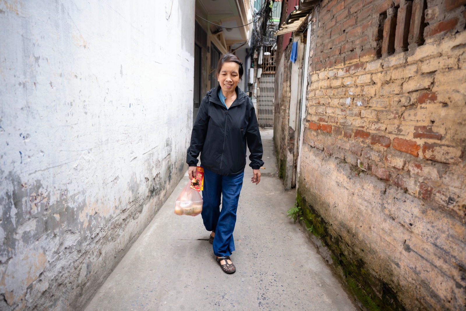 C&oacute; một x&oacute;m ở H&agrave; Nội, nơi phụ nữ đếm thời gian bằng những ca lọc m&aacute;u- Ảnh 16.