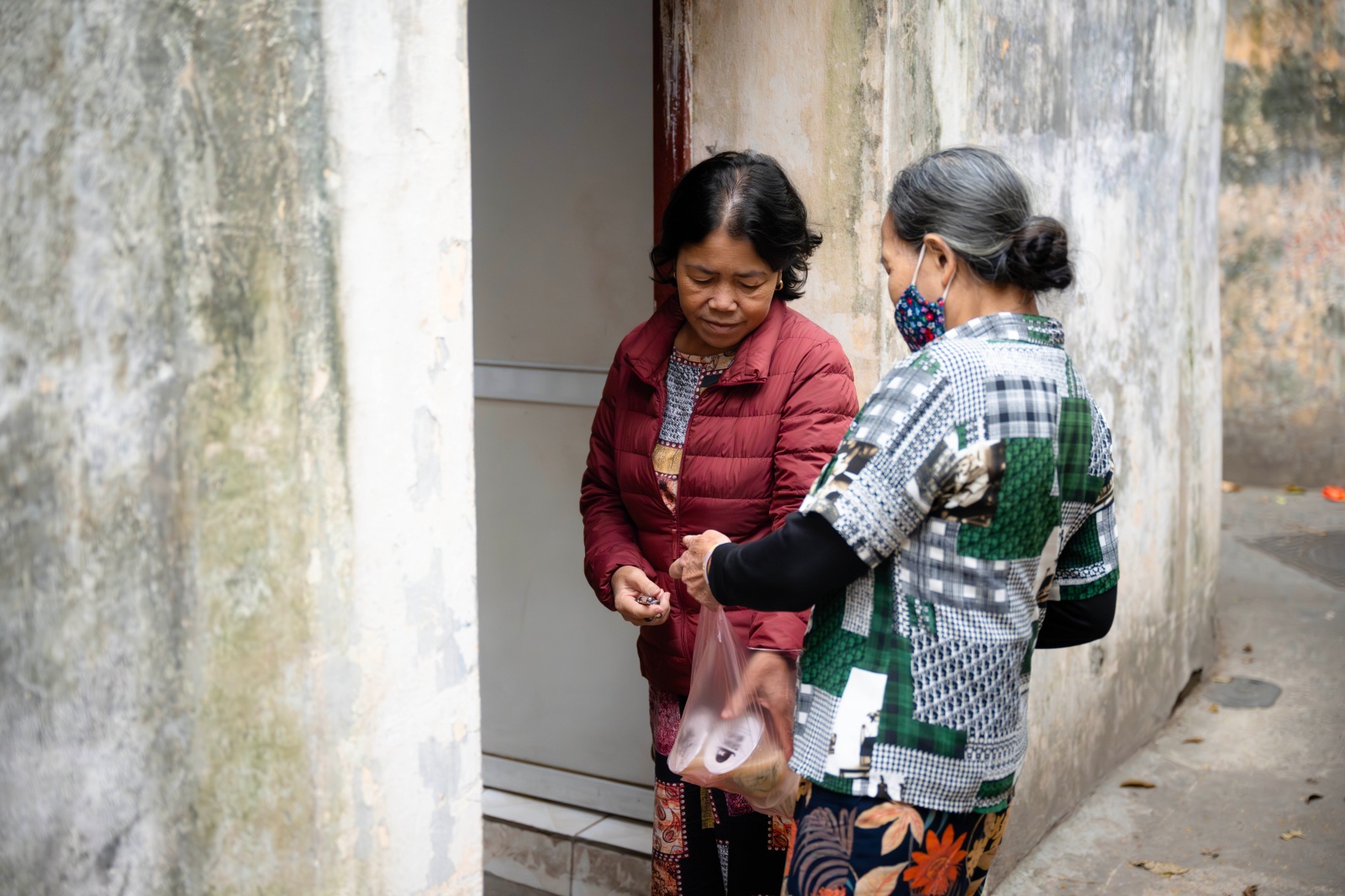 C&oacute; một x&oacute;m ở H&agrave; Nội, nơi phụ nữ đếm thời gian bằng những ca lọc m&aacute;u- Ảnh 20.