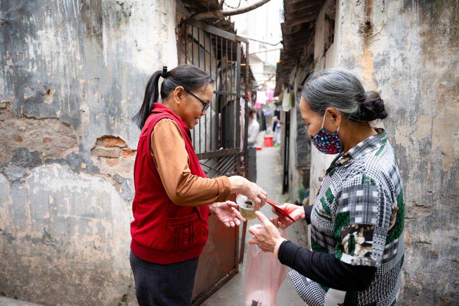 C&oacute; một x&oacute;m ở H&agrave; Nội, nơi phụ nữ đếm thời gian bằng những ca lọc m&aacute;u- Ảnh 19.
