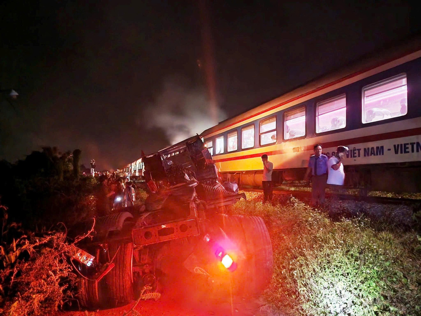 Xe đầu k&eacute;o cố vượt r&agrave;o chắn bị t&agrave;u hỏa t&ocirc;ng g&atilde;y đ&ocirc;i ở Quảng Ng&atilde;i- Ảnh 2.