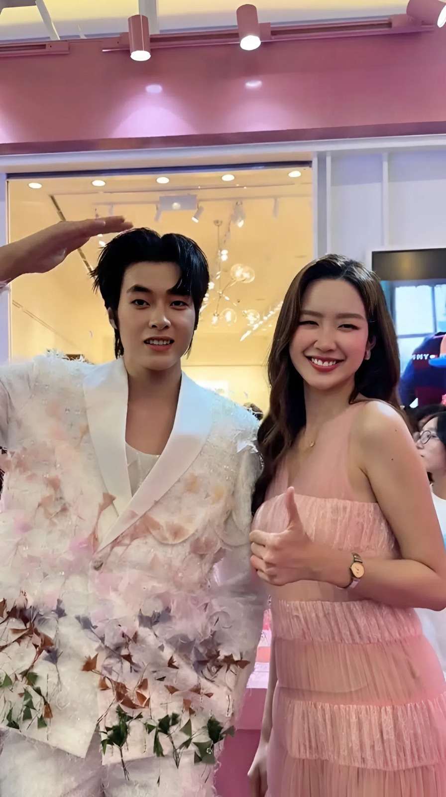 N&agrave;ng hậu cao nhất Việt Nam t&igrave;m được người xứng đ&ocirc;i vừa lứa: L&agrave; nam thần gần 2m, netizen hưởng ứng rần rần- Ảnh 1.