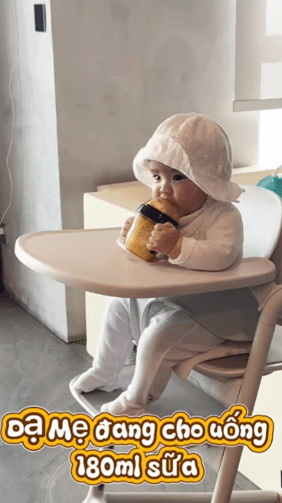 &Aacute;i nữ của Ng&ocirc; Thanh V&acirc;n ch&iacute;nh thức ăn dặm, Huy Trần khoe loạt &ldquo;đồ nghề&rdquo; xịn s&ograve;, một chiếc m&aacute;y đ&atilde; hơn 6 triệu khiến c&aacute;c mẹ bỉm trầm trồ- Ảnh 4.