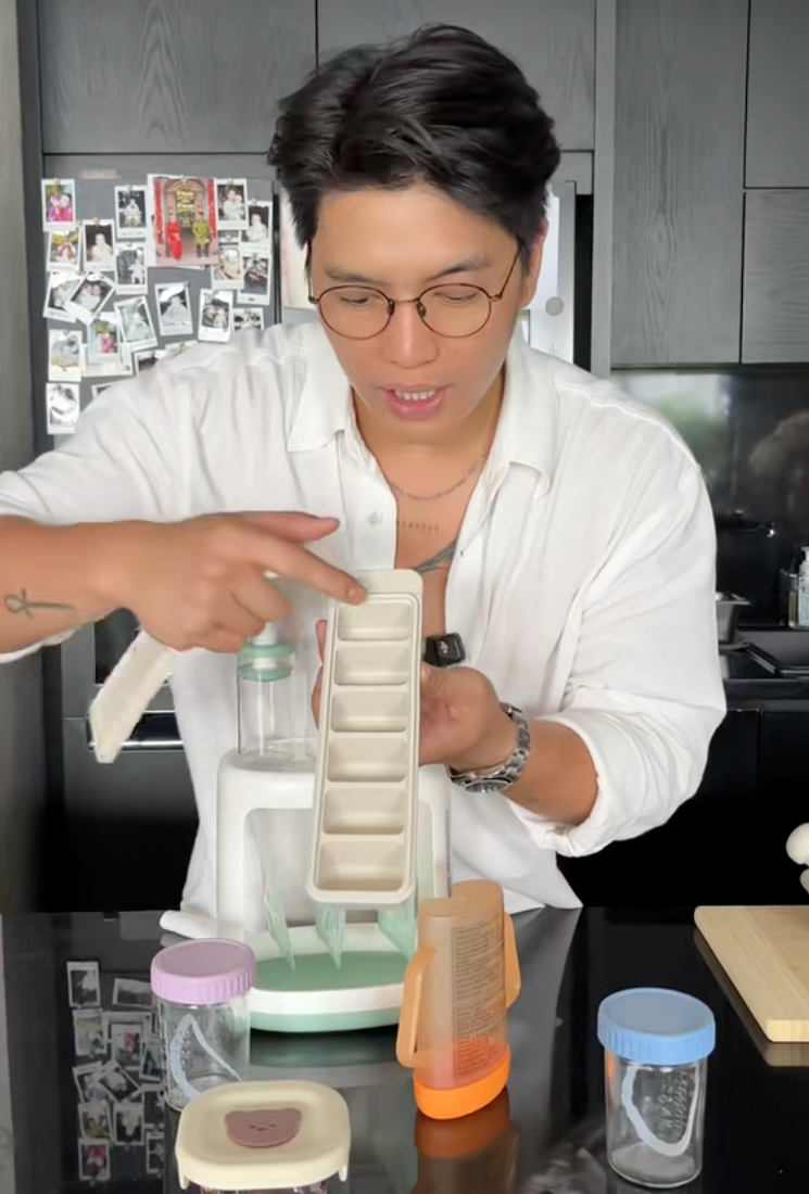 &Aacute;i nữ của Ng&ocirc; Thanh V&acirc;n ch&iacute;nh thức ăn dặm, Huy Trần khoe loạt &ldquo;đồ nghề&rdquo; xịn s&ograve;, một chiếc m&aacute;y đ&atilde; hơn 6 triệu khiến c&aacute;c mẹ bỉm trầm trồ- Ảnh 16.