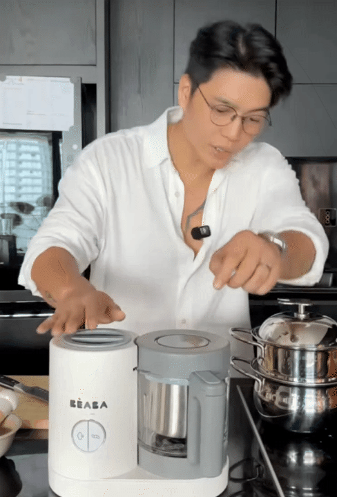 &Aacute;i nữ của Ng&ocirc; Thanh V&acirc;n ch&iacute;nh thức ăn dặm, Huy Trần khoe loạt &ldquo;đồ nghề&rdquo; xịn s&ograve;, một chiếc m&aacute;y đ&atilde; hơn 6 triệu khiến c&aacute;c mẹ bỉm trầm trồ- Ảnh 9.