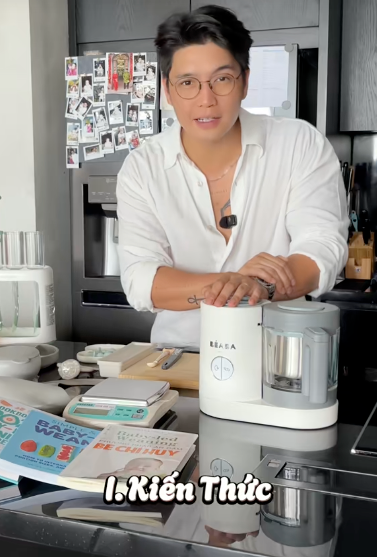 &Aacute;i nữ của Ng&ocirc; Thanh V&acirc;n ch&iacute;nh thức ăn dặm, Huy Trần khoe loạt &ldquo;đồ nghề&rdquo; xịn s&ograve;, một chiếc m&aacute;y đ&atilde; hơn 6 triệu khiến c&aacute;c mẹ bỉm trầm trồ- Ảnh 5.