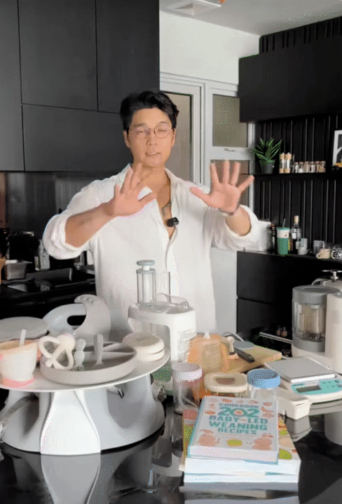 &Aacute;i nữ của Ng&ocirc; Thanh V&acirc;n ch&iacute;nh thức ăn dặm, Huy Trần khoe loạt &ldquo;đồ nghề&rdquo; xịn s&ograve;, một chiếc m&aacute;y đ&atilde; hơn 6 triệu khiến c&aacute;c mẹ bỉm trầm trồ- Ảnh 8.