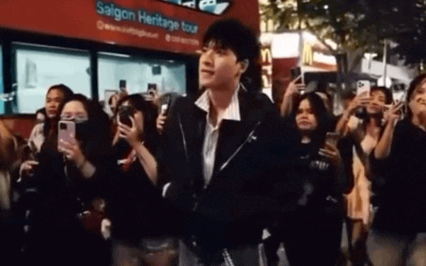 HIEUTHUHAI đ&aacute;nh &uacute;p cả đ&aacute;m đ&ocirc;ng &ugrave;a ra phố đi bộ, n&aacute;o động cả khu đường bị bảo an &ldquo;tu&yacute;t c&ograve;i&rdquo;- Ảnh 2.