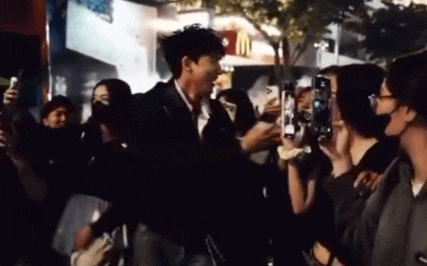 HIEUTHUHAI đ&aacute;nh &uacute;p cả đ&aacute;m đ&ocirc;ng &ugrave;a ra phố đi bộ, n&aacute;o động cả khu đường bị bảo an &ldquo;tu&yacute;t c&ograve;i&rdquo;- Ảnh 1.