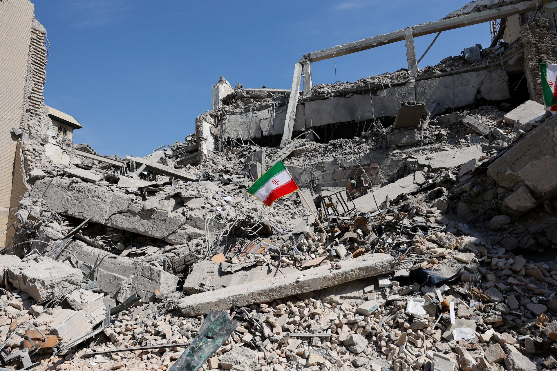 Ch&ugrave;m ảnh: Nh&igrave;n lại một tuần Iran ch&igrave;m trong cuộc xung đột "chưa từng c&oacute;"- Ảnh 41.