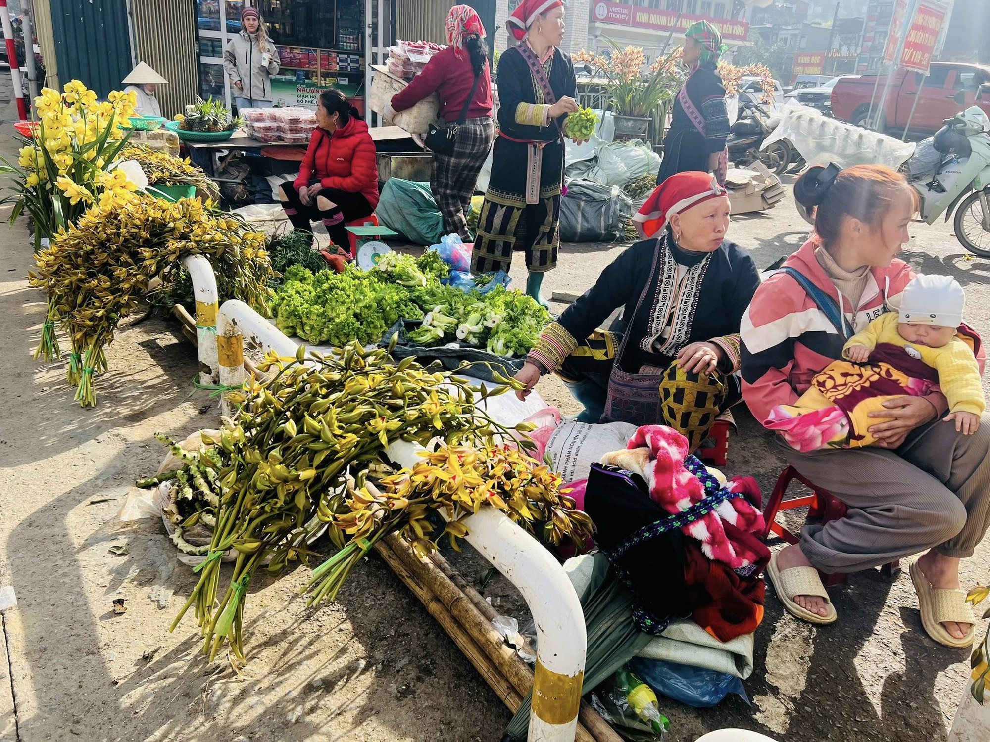 Đi du lịch T&acirc;y Bắc đầu năm, đừng qu&ecirc;n gh&eacute; chợ phi&ecirc;n: &Ocirc;m "kho b&aacute;u" nấm qu&yacute;, mật rừng, rau sạch về xu&ocirc;i với gi&aacute; hợp l&yacute; cũng mua được!- Ảnh 1.