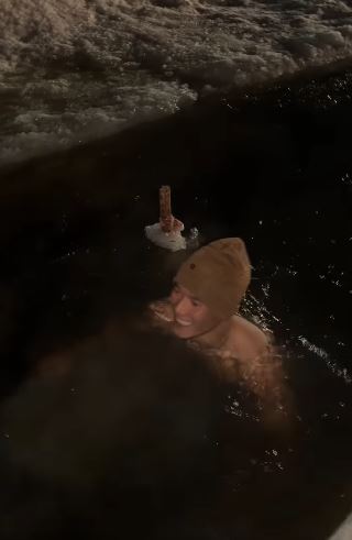 Th&oacute;t tim cảnh B&ugrave;i Tiến Dũng cởi trần lộ body 6 m&uacute;i nhảy xuống s&ocirc;ng băng giữa c&aacute;i lạnh -6 độ C- Ảnh 3.