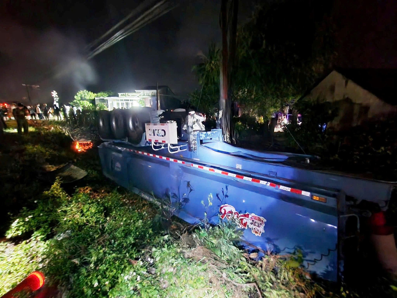 Xe đầu k&eacute;o cố vượt r&agrave;o chắn bị t&agrave;u hỏa t&ocirc;ng g&atilde;y đ&ocirc;i ở Quảng Ng&atilde;i- Ảnh 1.