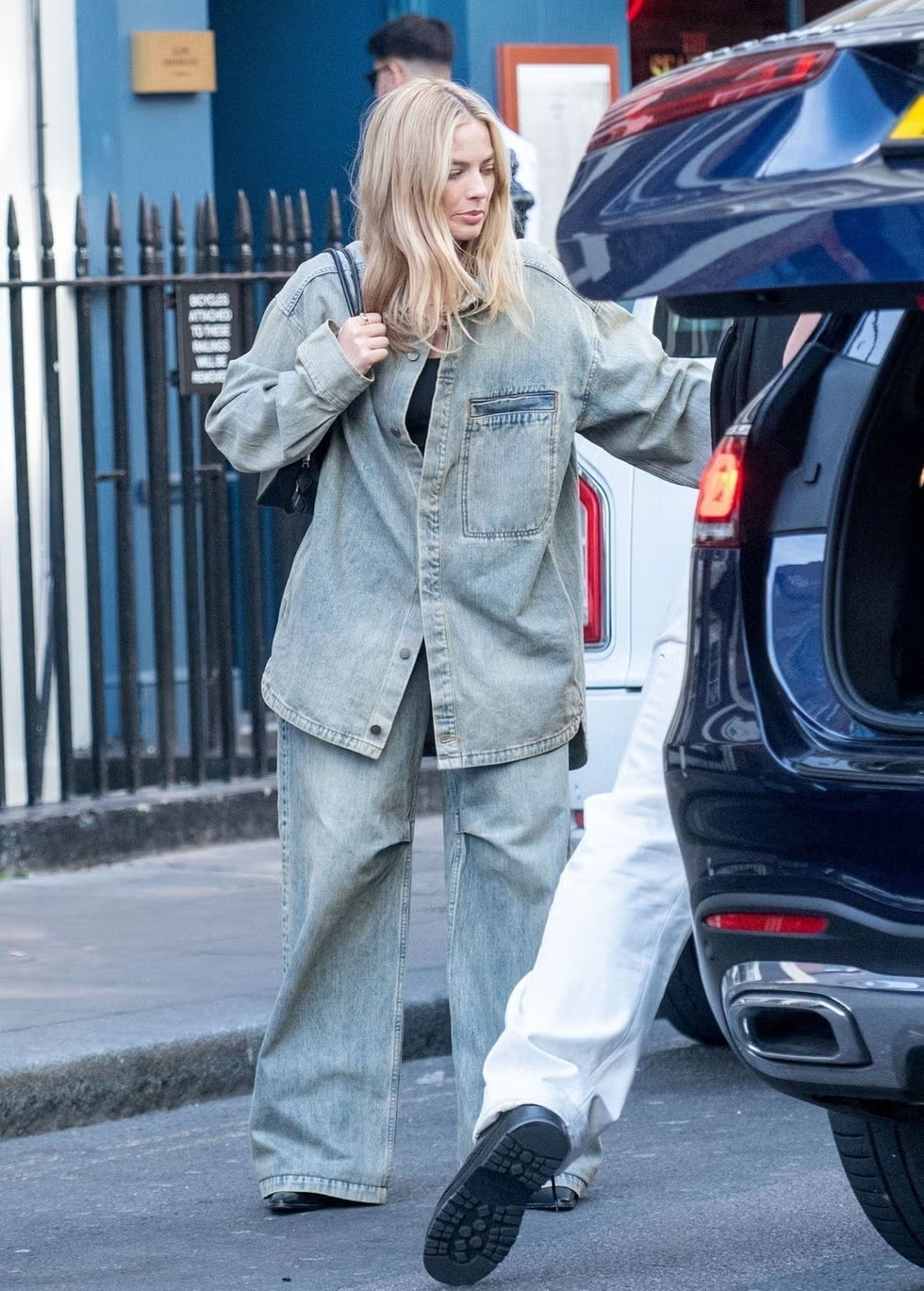 Nữ ch&iacute;nh phim "Đồi gi&oacute; h&uacute;" cứ xuống phố l&agrave; mặc jeans, mix đồ đơn giản nhưng c&agrave;ng nh&igrave;n c&agrave;ng cuốn- Ảnh 1.