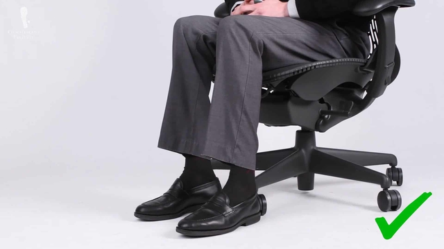 Từ tấm ảnh khiến fan cười b&ograve; của Hoắc Kiến Hoa ở show thời trang: Tư thế ngồi quyết định phong độ đ&agrave;n &ocirc;ng ra sao?- Ảnh 3.