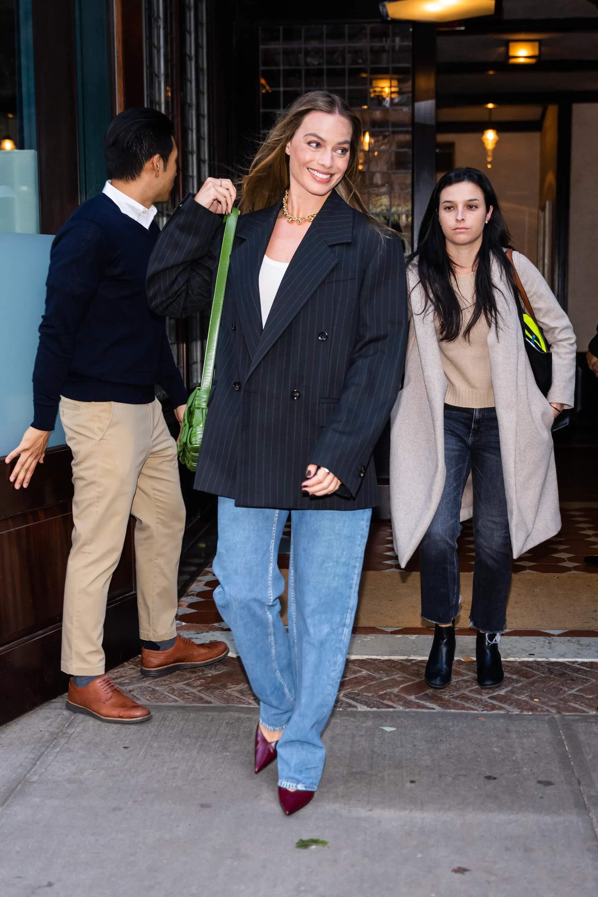 Nữ ch&iacute;nh phim "Đồi gi&oacute; h&uacute;" cứ xuống phố l&agrave; mặc jeans, mix đồ đơn giản nhưng c&agrave;ng nh&igrave;n c&agrave;ng cuốn- Ảnh 10.