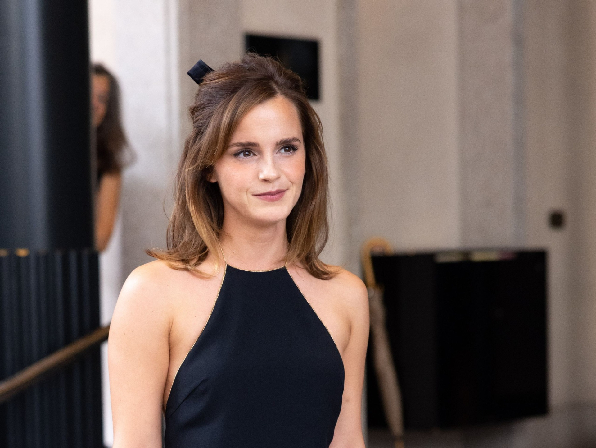 Emma Watson c&ocirc;ng khai bạn trai tỷ ph&uacute; mới, trao nhau nụ h&ocirc;n 