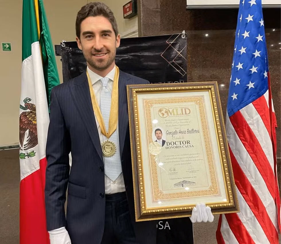 Emma Watson c&ocirc;ng khai bạn trai tỷ ph&uacute; mới, trao nhau nụ h&ocirc;n 