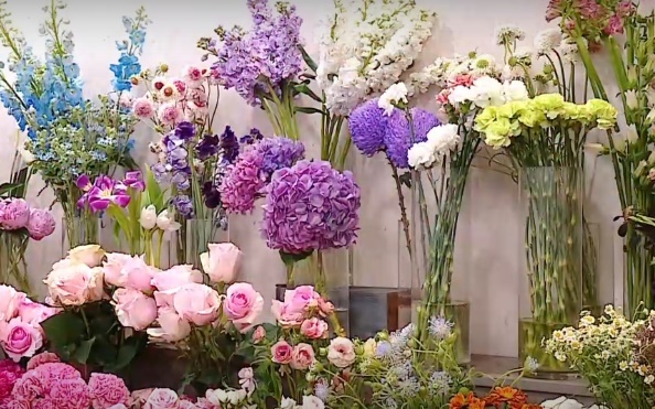 Thị trường hoa 8/3: Gi&aacute; tăng, kh&aacute;ch chọn b&oacute; hoa vừa t&uacute;i tiền