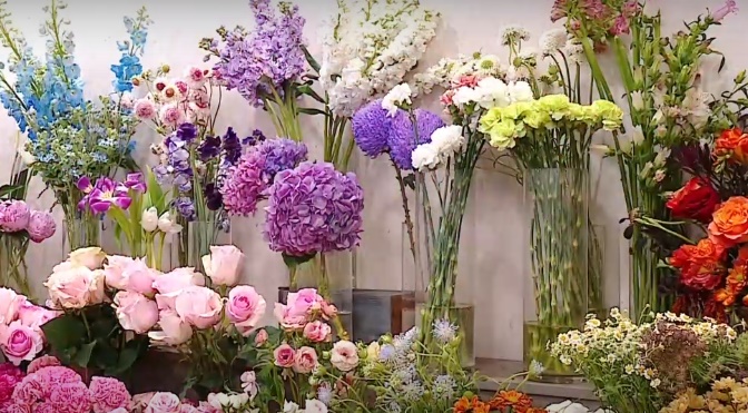 Thị trường hoa 8/3: Gi&aacute; tăng, kh&aacute;ch chọn b&oacute; hoa vừa t&uacute;i tiền- Ảnh 1.