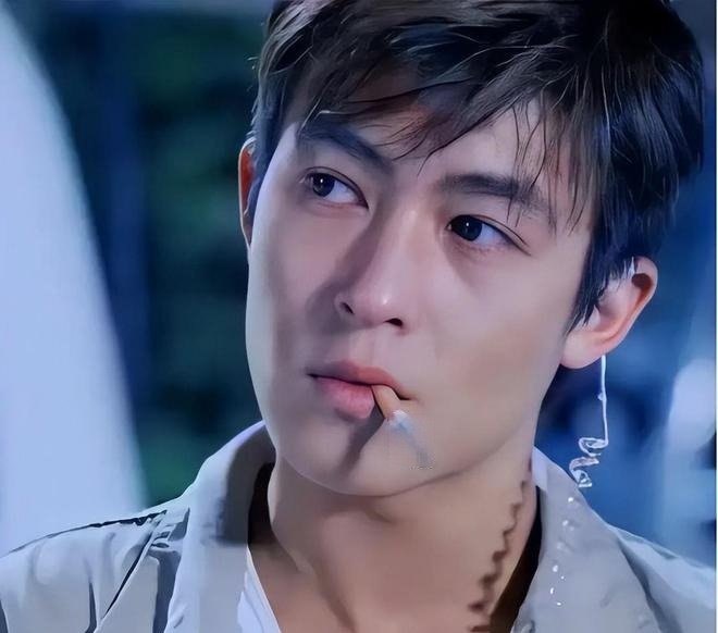 "Badboy kh&eacute;t tiếng" gầy rộc gi&agrave; ch&aacute;t g&acirc;y sốc, v&igrave; 1.300 tấm ảnh m&agrave; vĩnh viễn bị showbiz "cấm cửa"- Ảnh 10.
