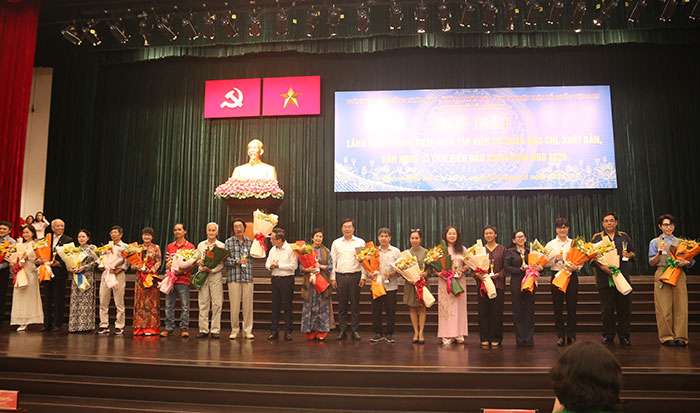 Mẹ 2 con nhận c&uacute;p v&agrave;ng của Ban Tuy&ecirc;n Gi&aacute;o: Giảng vi&ecirc;n Nhạc viện đắt show bậc nhất, chồng đại gia nước ngo&agrave;i chi tiền tỷ l&agrave;m MV- Ảnh 1.