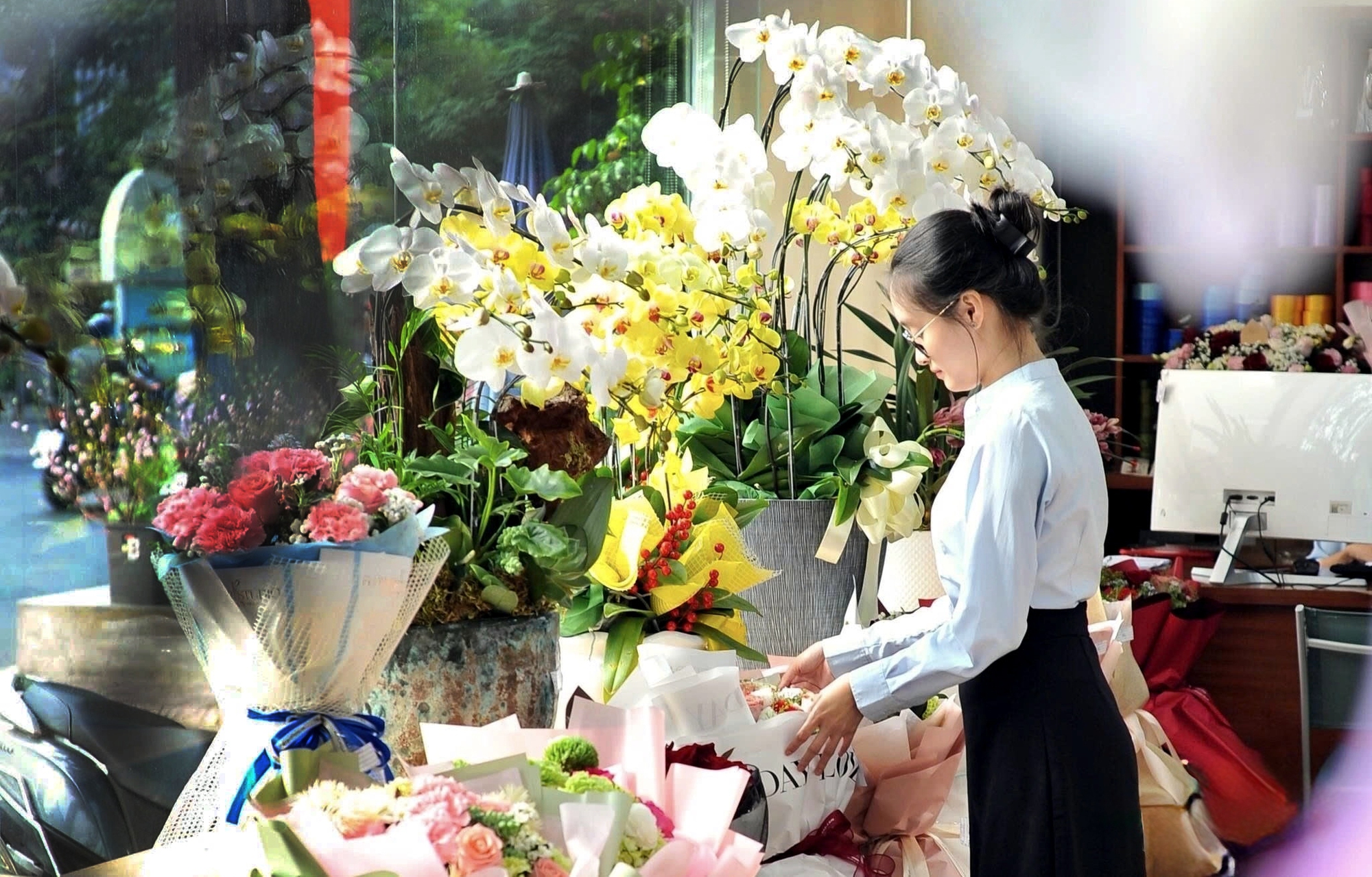 Chiến sự đẩy gi&aacute; hoa nhập khẩu dịp 8-3 tăng mạnh- Ảnh 1.