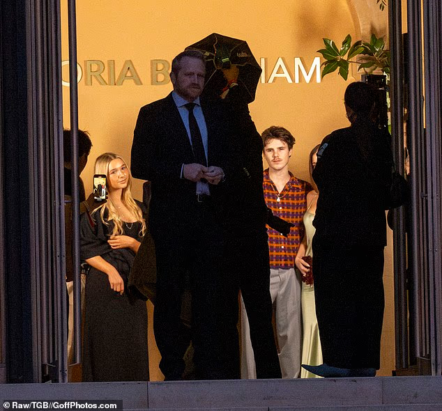 Kh&ocirc;ng nhận ra tiểu thư Harper nh&agrave; Beckham, bị paparazzi "d&igrave;m" nhan sắc tơi tả- Ảnh 2.