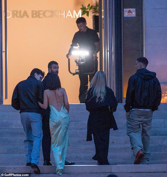 Kh&ocirc;ng nhận ra tiểu thư Harper nh&agrave; Beckham, bị paparazzi "d&igrave;m" nhan sắc tơi tả- Ảnh 4.