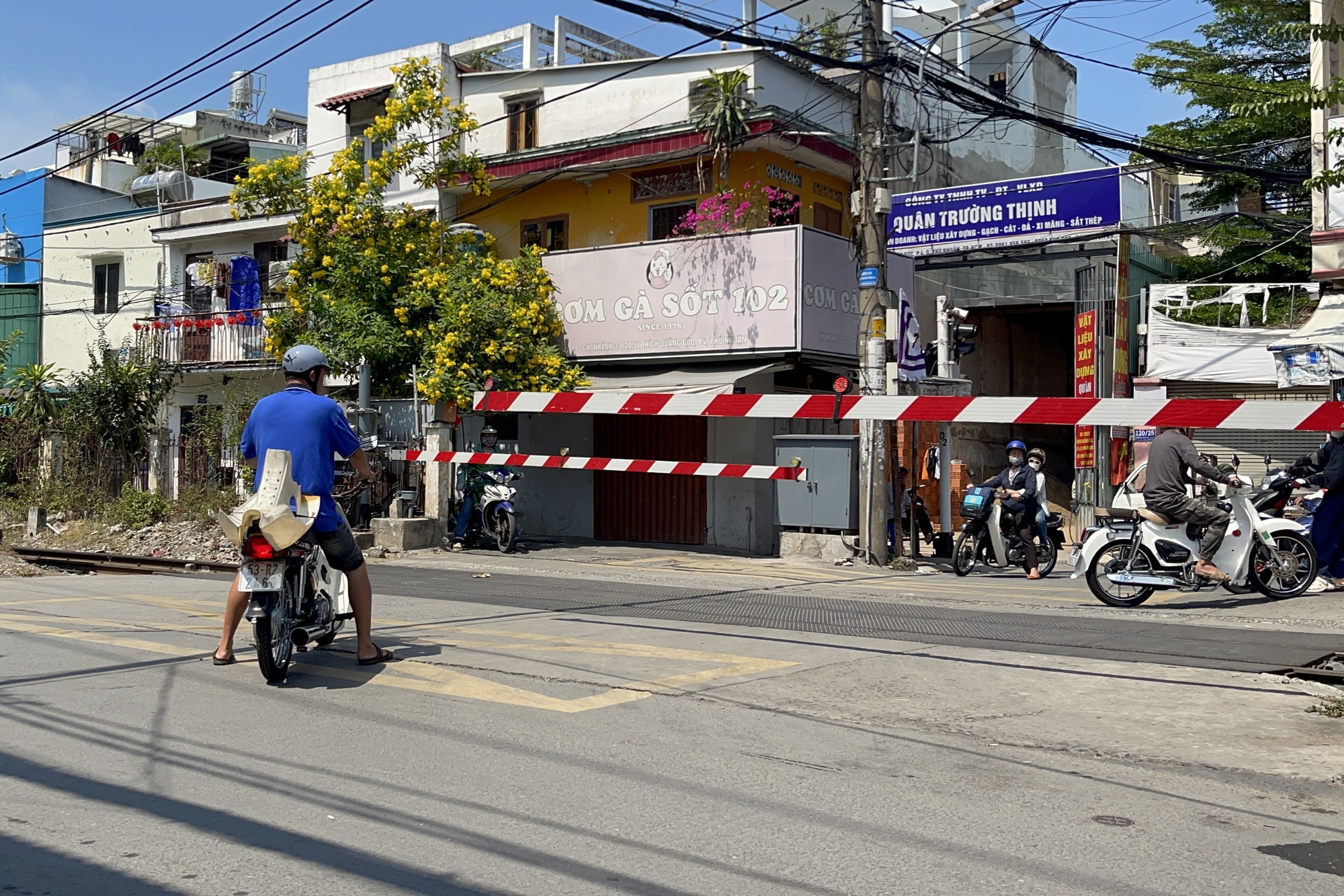 CSGT TPHCM mật phục ghi h&igrave;nh xe m&aacute;y băng qua đường sắt, người vi phạm "hết chối"- Ảnh 2.