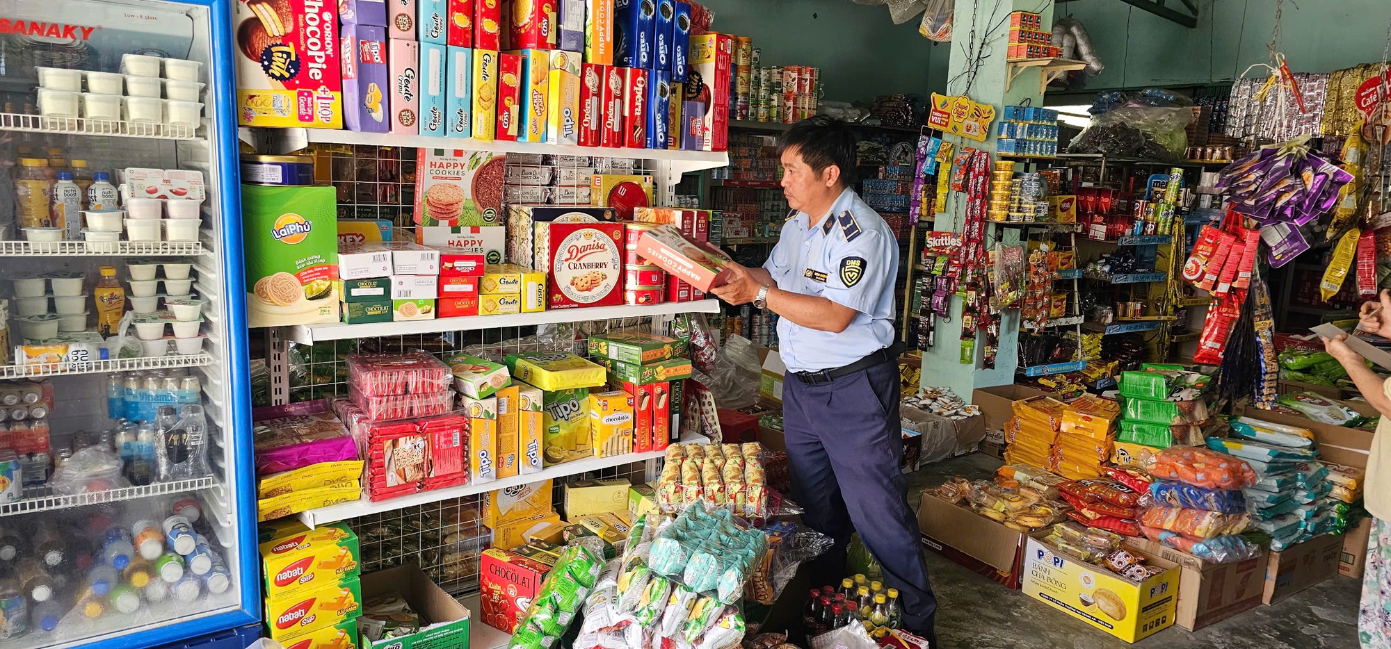 Đột xuất kiểm tra nhiều điểm kinh doanh tr&ecirc;n cả nước: H&agrave;ng loạt vi phạm phơi b&agrave;y, tịch thu, ti&ecirc;u hủy h&agrave;ng ngh&igrave;n sản phẩm- Ảnh 5.