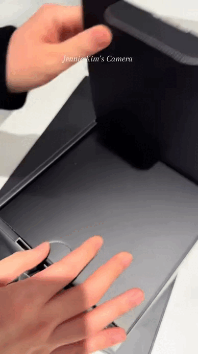 Cận cảnh chiếc m&aacute;y ảnh gần 200 triệu của &ldquo;IT girl&rdquo; Jennie- Ảnh 11.