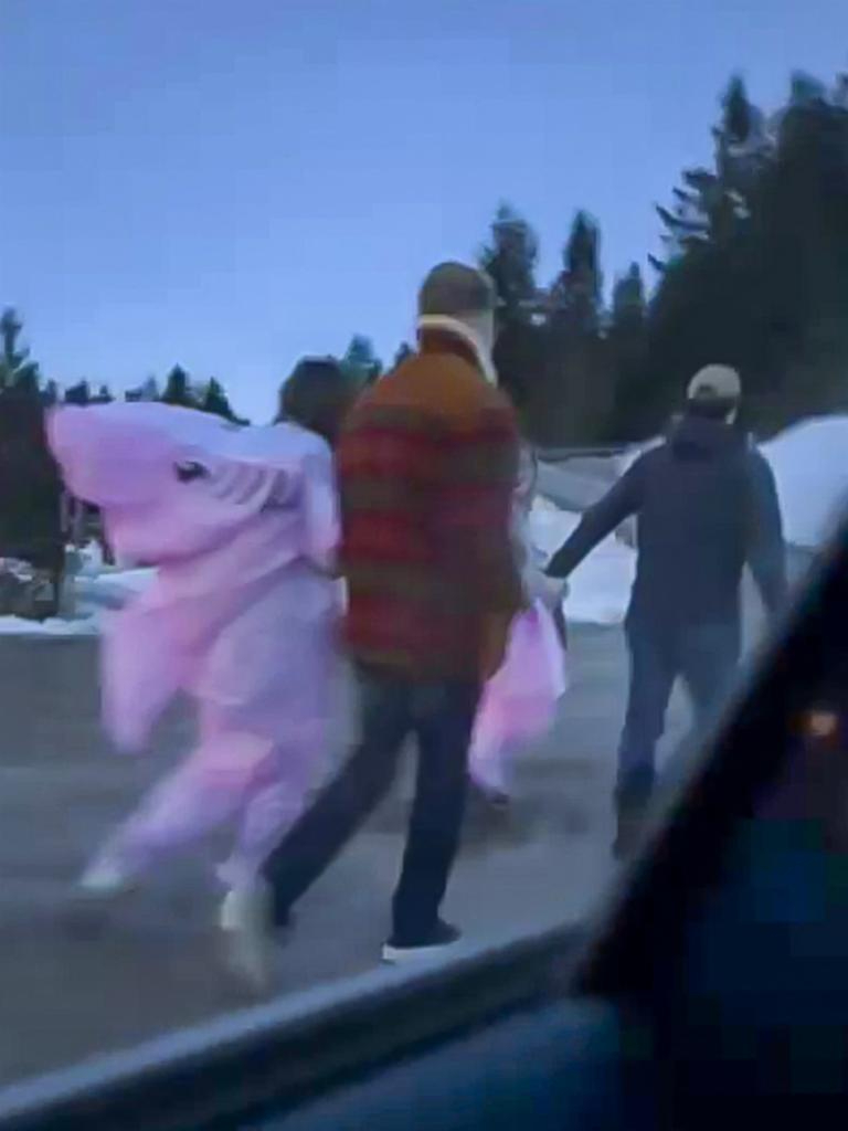 Emma Watson c&ocirc;ng khai bạn trai tỷ ph&uacute; mới, trao nhau nụ h&ocirc;n 