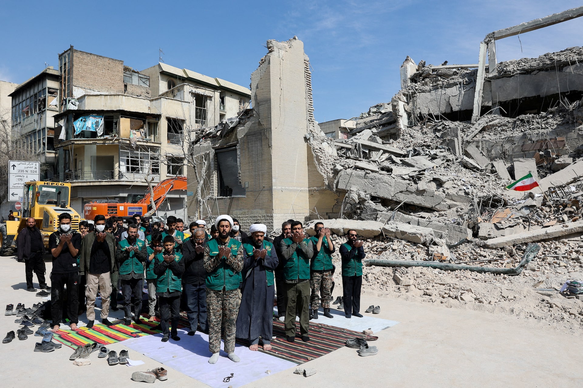 Ch&ugrave;m ảnh: Nh&igrave;n lại một tuần Iran ch&igrave;m trong cuộc xung đột "chưa từng c&oacute;"- Ảnh 42.