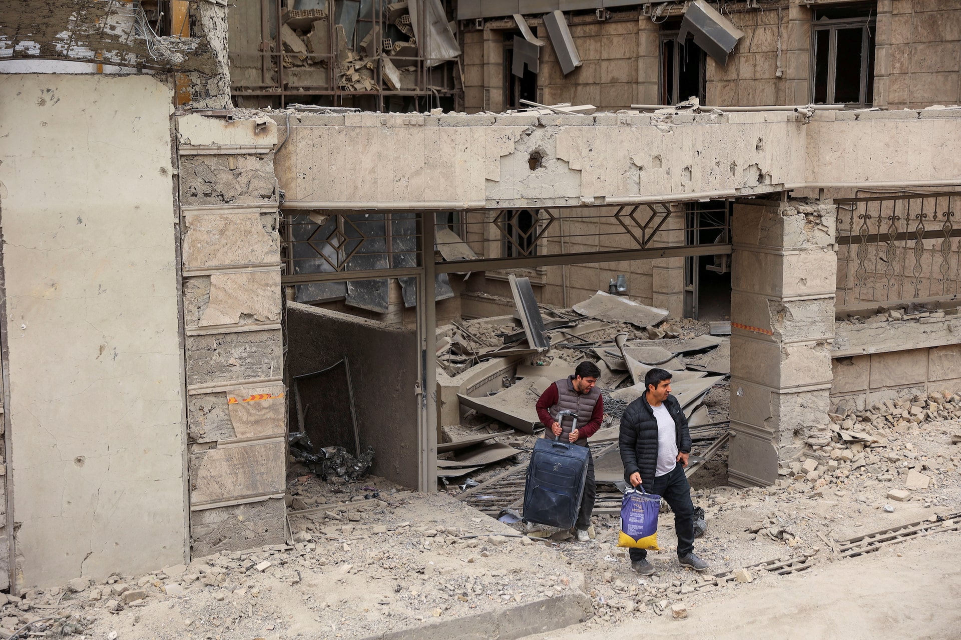 Ch&ugrave;m ảnh: Nh&igrave;n lại một tuần Iran ch&igrave;m trong cuộc xung đột "chưa từng c&oacute;"- Ảnh 44.