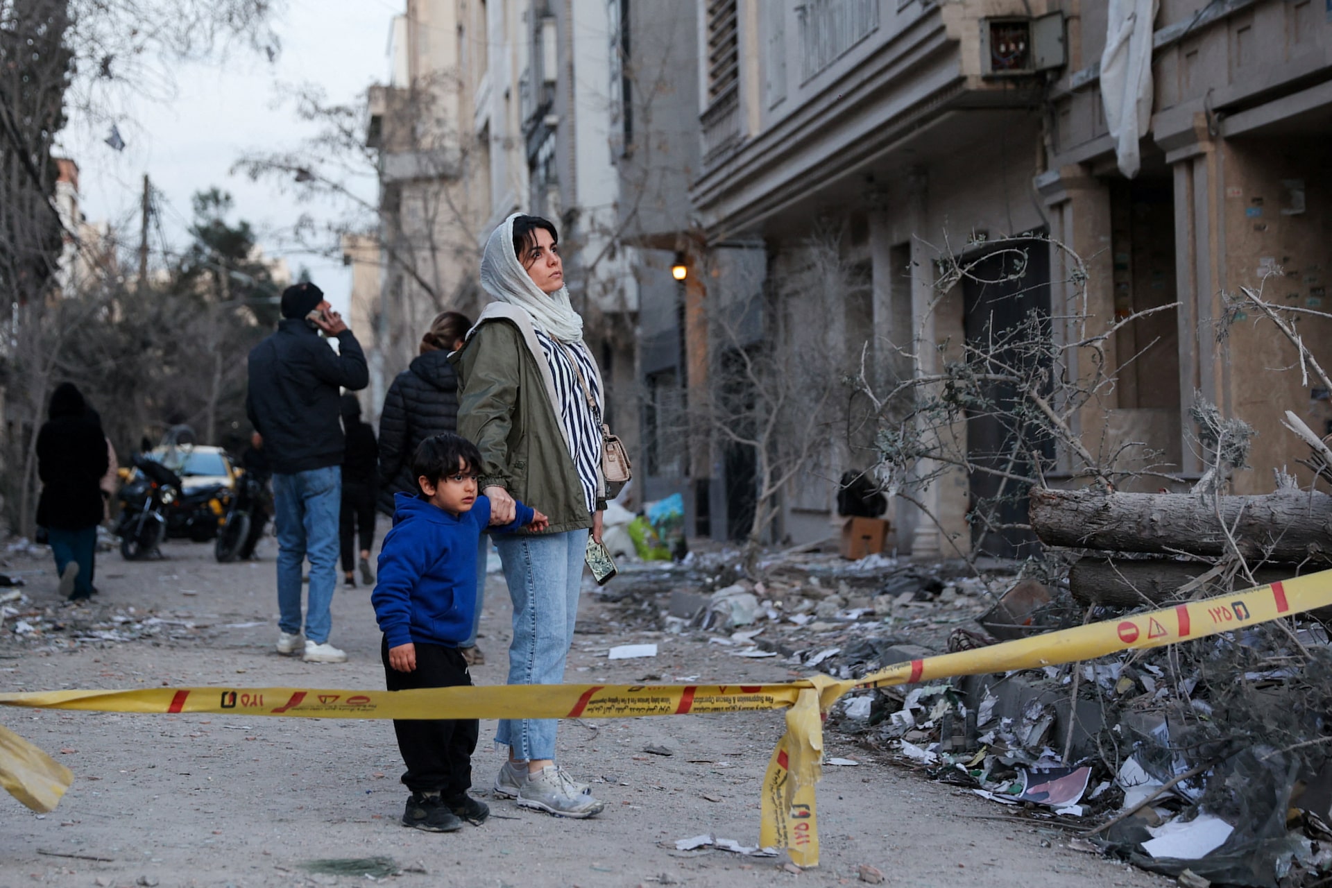 Ch&ugrave;m ảnh: Nh&igrave;n lại một tuần Iran ch&igrave;m trong cuộc xung đột "chưa từng c&oacute;"- Ảnh 27.