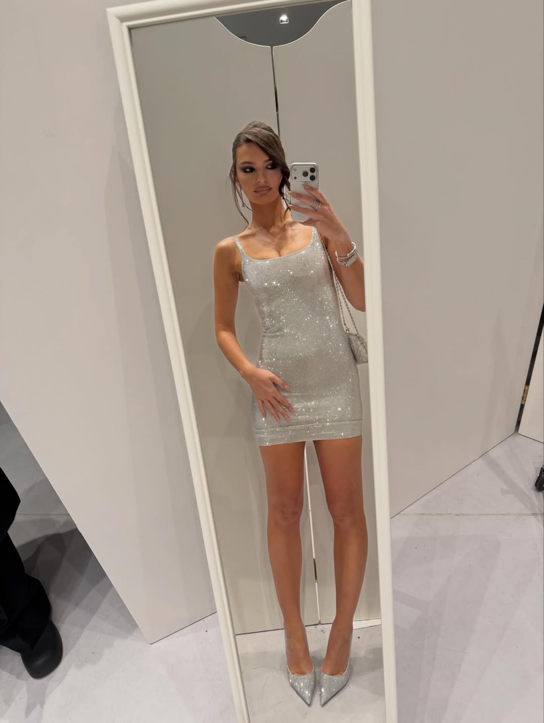 Người mẫu 34 tuổi khoe th&acirc;n với &aacute;o hiểm h&oacute;c: D&acirc;n t&igrave;nh thấy đẹp nhưng &iacute;t ai d&aacute;m thử- Ảnh 7.