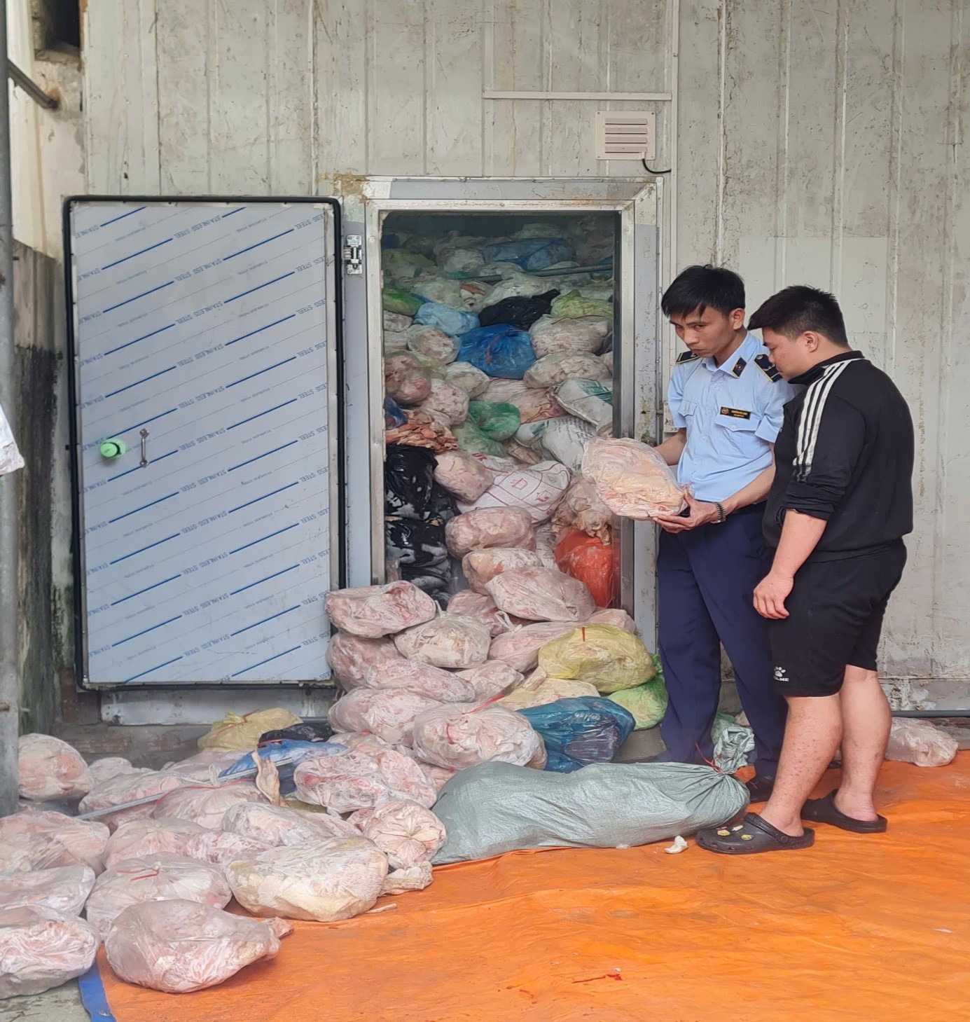 Đột xuất kiểm tra nhiều điểm kinh doanh tr&ecirc;n cả nước: H&agrave;ng loạt vi phạm phơi b&agrave;y, tịch thu, ti&ecirc;u hủy h&agrave;ng ngh&igrave;n sản phẩm- Ảnh 3.