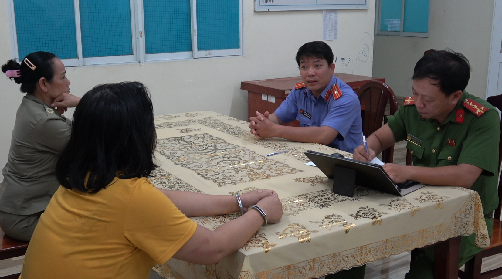 Người phụ nữ cầm dao "quậy tưng" tiệm v&agrave;ng ở Mỹ Tho- Ảnh 2.