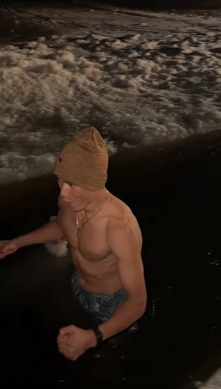 Th&oacute;t tim cảnh B&ugrave;i Tiến Dũng cởi trần lộ body 6 m&uacute;i nhảy xuống s&ocirc;ng băng giữa c&aacute;i lạnh -6 độ C- Ảnh 2.