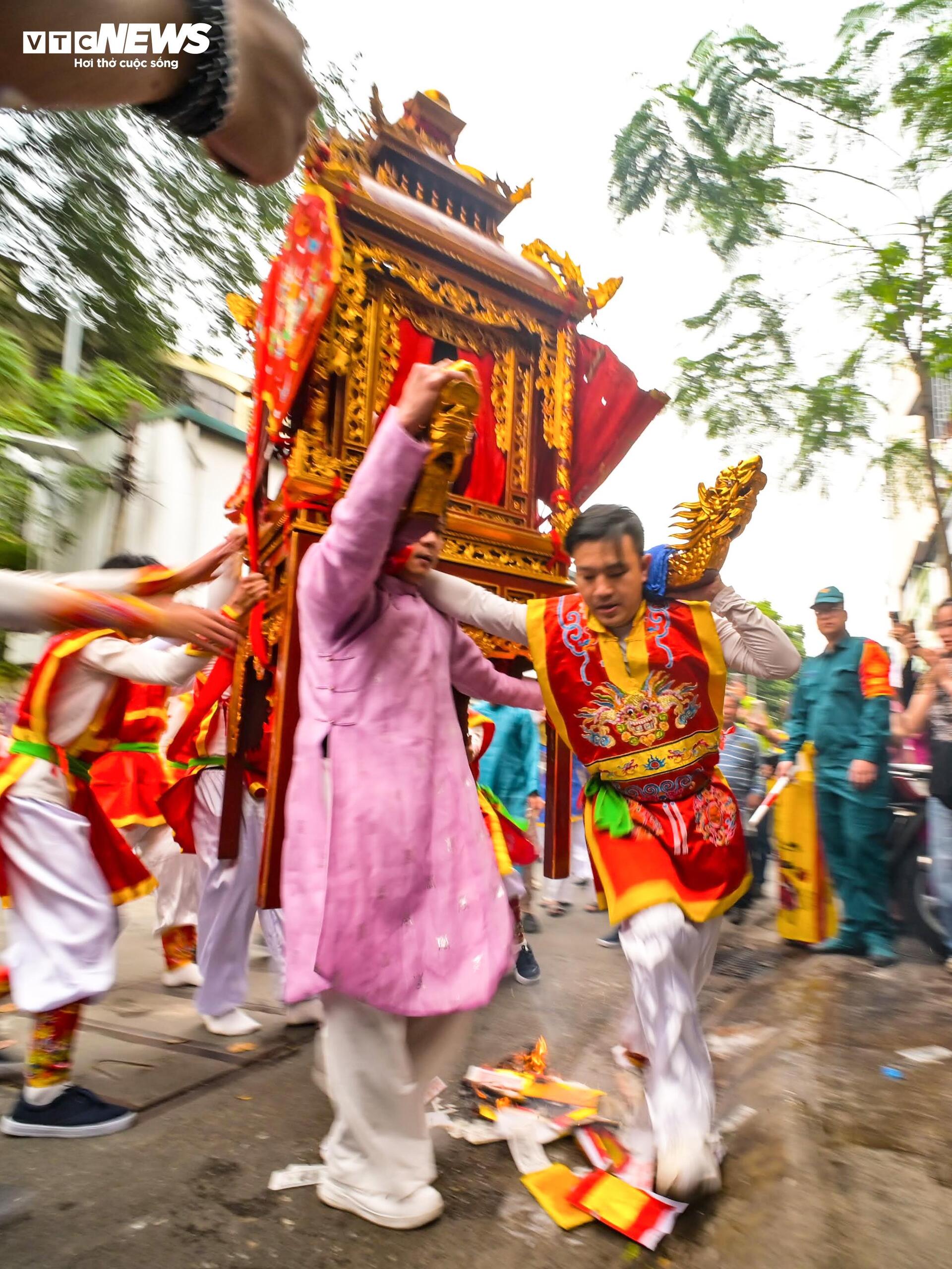 Trai tr&aacute;ng rước kiệu, xoay v&ograve;ng, bứt tốc như lướt s&oacute;ng ở lễ hội cổ H&agrave; Nội- Ảnh 10.