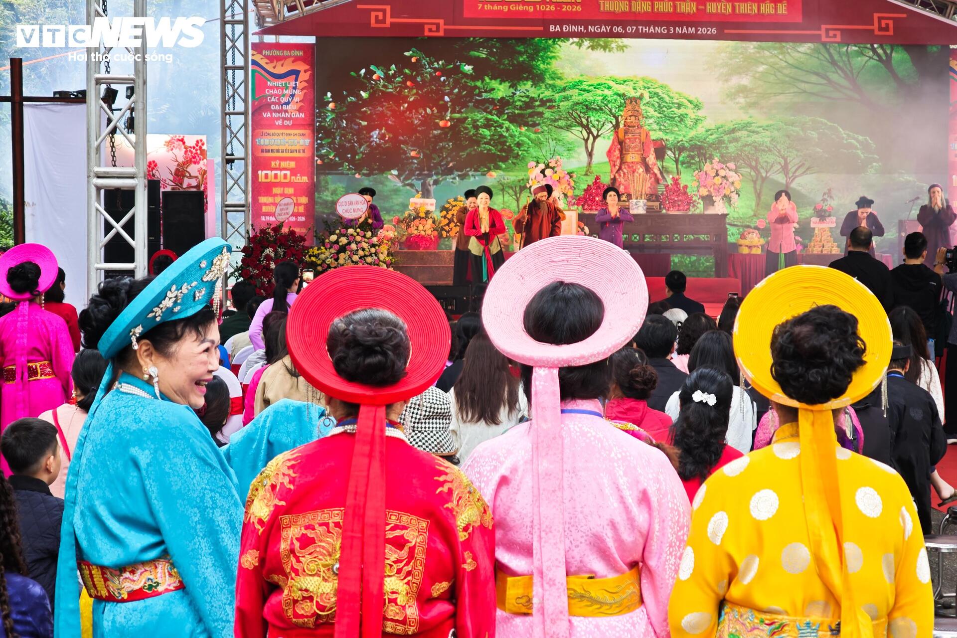 Trai tr&aacute;ng rước kiệu, xoay v&ograve;ng, bứt tốc như lướt s&oacute;ng ở lễ hội cổ H&agrave; Nội- Ảnh 11.