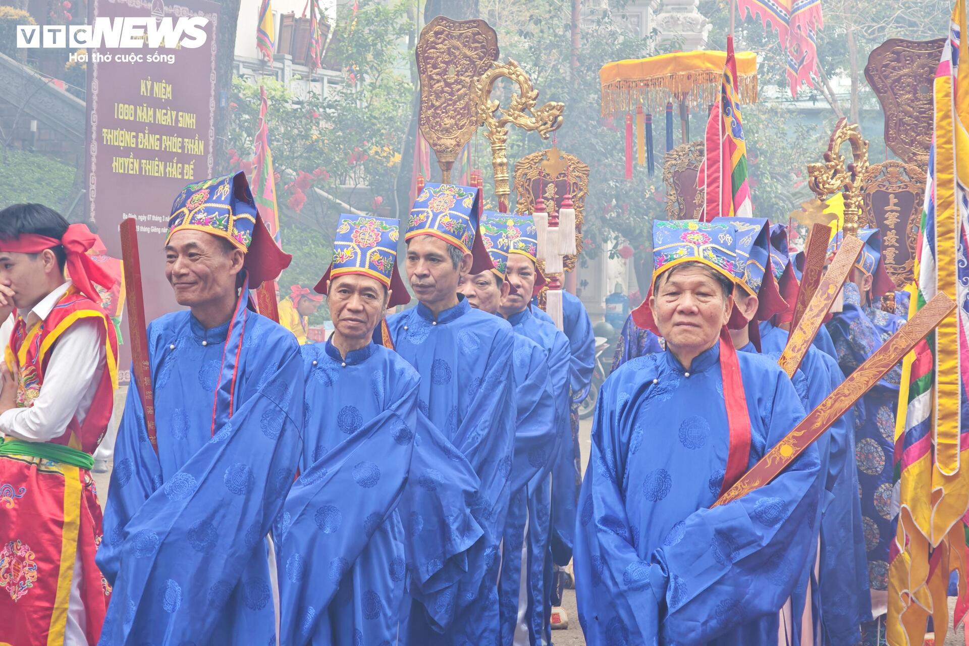 Trai tr&aacute;ng rước kiệu, xoay v&ograve;ng, bứt tốc như lướt s&oacute;ng ở lễ hội cổ H&agrave; Nội- Ảnh 12.